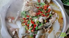 小姐姐吃“鱼杂火锅”，鱼籽萝卜豆腐鲜甜美味，吃完全身都暖和了