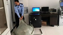 @尾款人，你包裹丢了！高速交警巡逻发现编织袋 捡到上百件快递
