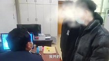 江西吉安2男子街头驾车行驶时竟打开天窗放烟花 交警：罚！