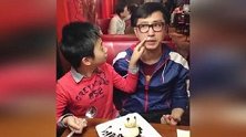 庾澄庆晒合照为儿子庆生，童年哈利可爱调皮，父子俩相处像兄弟