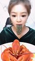 使劲拽着海参吃，小姐姐你这吃相，感觉像极了饿狼