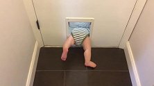 宝宝从门洞出逃，不料瞬间被卡主，爸爸看着这胖屁屁，瞬间乐坏了