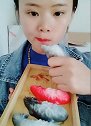 妹子开吃各种颜色的冰块，一口一口吃起来好酥脆，越吃越好吃！