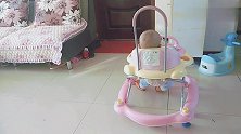 九个月的宝宝坐学步车，玩出了境界，妈妈感叹太牛了。