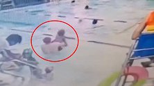 男孩游泳池内被教练连续猛摔 教练：动作虽大但没有伤害