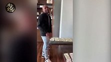 “金钱拳王”梅威瑟又炫富了，把家里铺满美金！