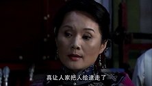 于守业一群人执意保护李玉芬，戏班班主周胜衣只得妥协