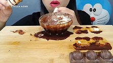 美女试吃费列罗巧克力球、巧克力糖浆烤棉花糖串、巧克力雪糕