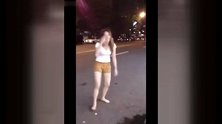 美女喝多了酒在大街上翻跟斗