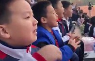 山东潍坊：校运会上暖心男孩为老师喊加油，激动到落泪