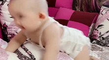10个月大的闺女一到舅舅家，就开始这样的状态，你这也太嗨了吧