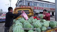胖妹赶早集，凌晨5点去卖西瓜，零头直接不要，这也太大方了吧