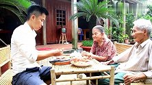 小伙买回大螃蟹，煮熟剥给爷爷奶奶吃，真孝顺