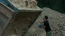 农村大哥载了一车的土回家，万万没想到货卸不下来了。
