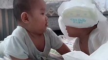 龙凤胎互相看都纳闷了，下一秒弟弟咋变样了呢，哥哥反应太逗啦