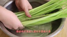 芹菜加2西红柿，不炒也不凉拌，鲜嫩营养又开胃，比包子馅饼还香