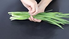 爷爷教我存放韭菜的土方法，30天不黄不烂，再也不用怕涨价了