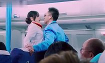 一部爆笑喜剧小伙飞机上放响屁,下秒直接指向空姐,太机智了!