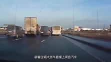面包车突然停下来，大货车的司机的神操作救了自己一命