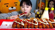 小姐姐吃油炸大虾，外焦里嫩，酥酥脆脆，味道太棒了