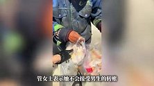 “我怕我毕业走了他会挨饿”，山东高中生连续3年给校门口智力缺陷老人送烤肠