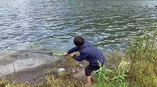 小伙这次终于过够钓鱼瘾，鱼线被拉嗡嗡响，双飞连竿上野货
