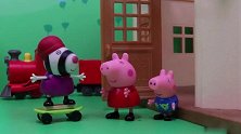 小猪佩奇：猪爸爸太笨重了，滑滑板的时候给滑到了！