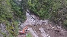 航拍云南贡山泥石流灾后画面：唯一进出通道正全力抢修中