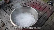 将干冰吃掉会怎么样？老外作死尝试，场面竟十分有趣！