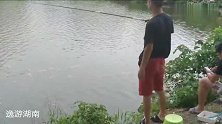 两位钓友灌木破上钓鱼、抄鱼流水作业，轻松享受钓鱼、遛鱼的快乐