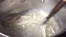 凉面想要劲道好吃，这一步不能少，天气热没胃口，来一份吧