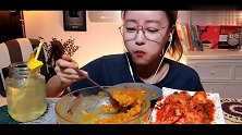 吃咖喱饭和泡面，大口往嘴里塞吃