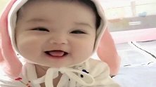女儿长得很普通，但笑起来好看呀，太可爱了