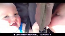 妹妹一把抓住姐姐的小手，接下来小家伙的动作，爸妈笑喷了