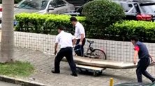 刷新认知！高空坠物把地面砸个大坑 掉下的竟是避雷针