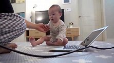 宝宝一次次伸手去碰爸爸的电脑，爸爸不断阻止，搞笑的事情开始了