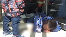 当心门“吃”人！双胞胎旋转门前嬉戏被卡腿 幸得消防员及时解救