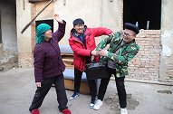贫穷老妇收养弃婴25年，养子功成名就回家，生父上门要500万