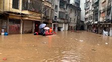 江西南昌强降雨引发内涝致村庄被淹 消防紧急营救受困村民