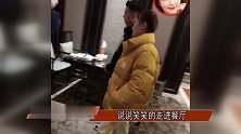 网友偶遇李小璐聚会吃大餐，扎麻花辫妆容精致，举杯畅饮笑容灿烂