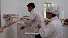 味道：晒面的黄金时间只有1小时，工人们来回跑着晒面，争分夺秒