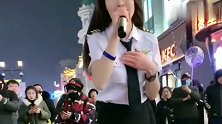 空姐街头演唱酒醉的蝴蝶，气质拿捏的死死的，围观群众夸赞不已！