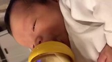 1个月大小宝宝的记录小短片，网友：“跟我家宝宝一模一样！”