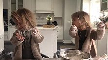 姐妹在厨房里，姐姐把面粉弄到了妹妹的脸上，真有趣！