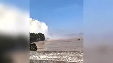 珠海一渡口水管爆裂惊现“龙喷水”，数十米水柱直冲云霄，官方回应
