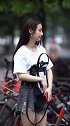 杭州街拍美女，路边正在等人的美女，单身的男性都会喜欢吧！