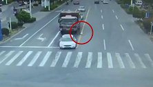87岁老太横穿马路从大货车前穿行遭碾压 老人左腿截肢