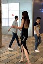 沈阳时尚街拍：美女达人靓丽女神边走边玩电话抬头一看是女神