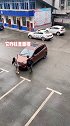 安妮大姐姐 为什么咱家的车，雨刷是这样的呢.停车 安全出行 搞笑视频 美女 车窗刮刮乐