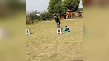 幼儿园亲子比赛，爸爸一秒弹射起步把儿子落下了，现场逗笑众人